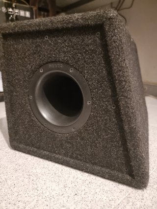 Subwoofer de la marca Hertz.