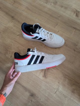 Zapatillas Adidas Blancas, azul marino y rojas