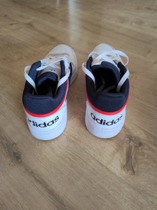 Zapatillas Adidas Blancas, azul marino y rojas