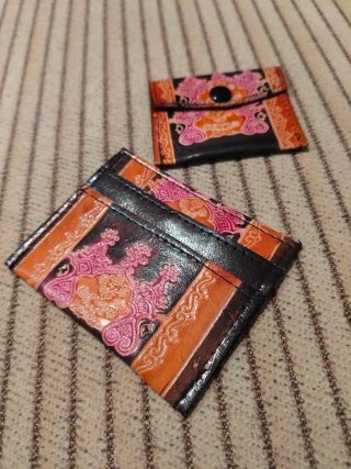 Monederos de piel con diseño floral