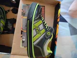 Zapatos con ruedas negros y verdes