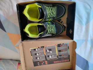 Zapatos con ruedas negros y verdes