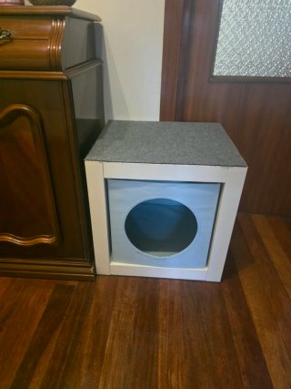 Cajonera blanca y cama para gato
