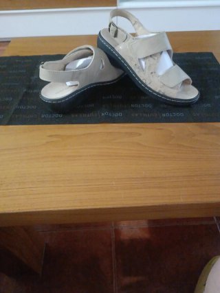 Sandalias mujer ortopédicas color champán.