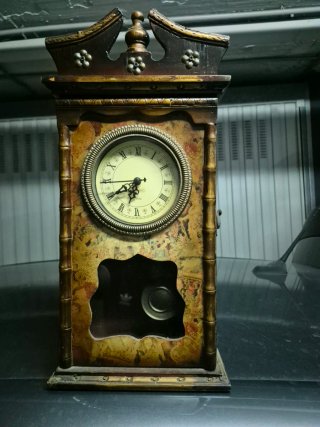 Reloj de mesa antiguo con péndulo