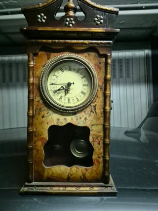 Reloj de mesa antiguo con péndulo