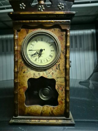 Reloj de mesa antiguo con péndulo