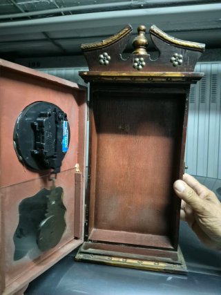 Reloj de mesa antiguo con péndulo