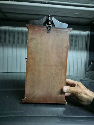 Reloj de mesa antiguo con péndulo