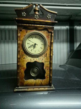 Reloj de mesa antiguo con péndulo
