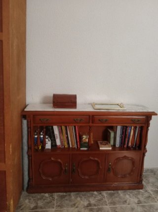 Aparador-librería madera con encimera mármol