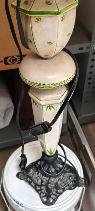 Lámpara de mesa cerámica y madera