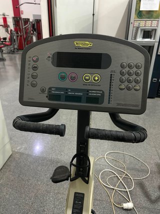 Bicicleta Estática Technogym con asiento Reclinado