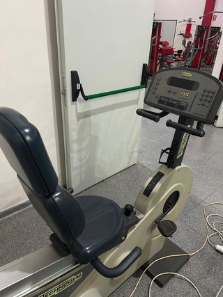 Bicicleta Estática Technogym con asiento Reclinado