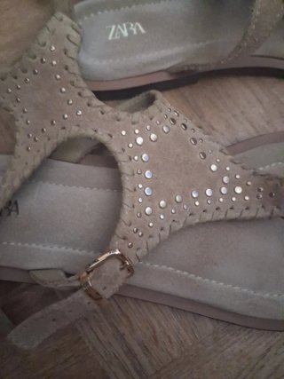 Sandalias Zara Beige con Detalles Dorados