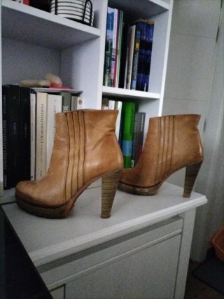 Botines de tacón beige y marrón