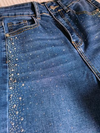 Pantalones vaqueros con pedrería
