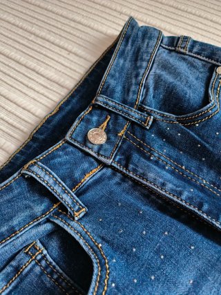 Pantalones vaqueros con pedrería