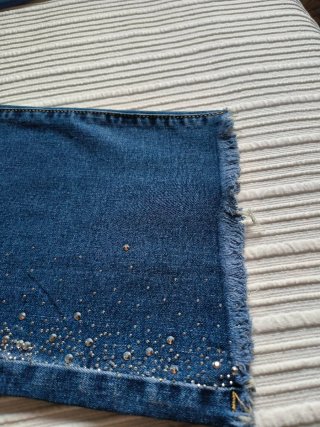 Pantalones vaqueros con pedrería