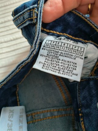 Pantalones vaqueros con pedrería