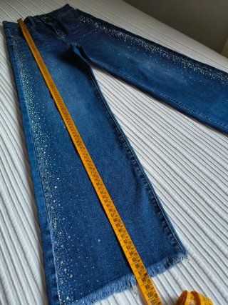 Pantalones vaqueros con pedrería