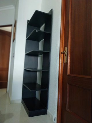 Estantería negra de madera
