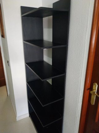 Estantería negra de madera