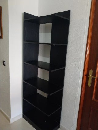 Estantería negra de madera