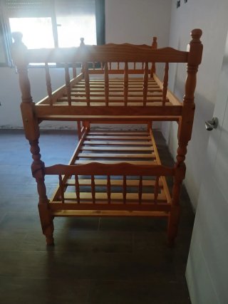 Literas de madera, con sus colchones casi nuevos