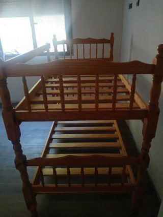 Literas de madera, con sus colchones casi nuevos