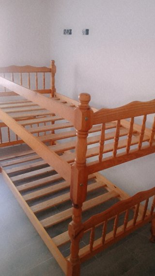 Literas de madera, con sus colchones casi nuevos