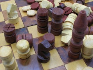 Scacchiera in legno e radica fatta a mano