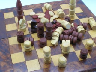 Scacchiera in legno e radica fatta a mano