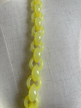 Collana plastica gialla con ciondolo arancione