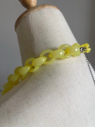 Collana plastica gialla con ciondolo arancione