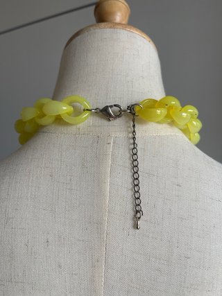 Collana plastica gialla con ciondolo arancione