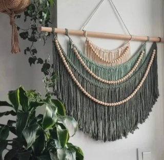 Tapiz Macramé Beige y Verde con Cuentas de Madera