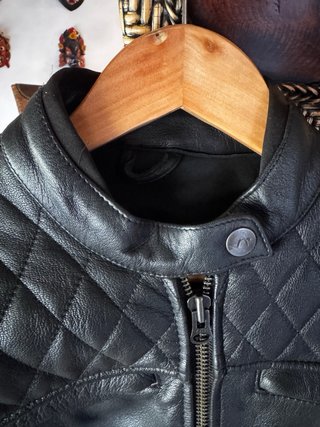 Chaqueta Piel Cafe Racer Negra. MOTO