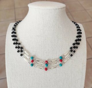 Collana multistrato con perline nere e argento