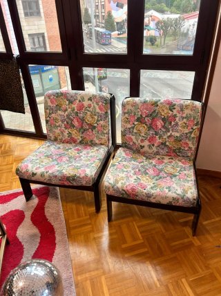 2 Sillones florales tela y madera