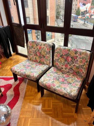 2 Sillones florales tela y madera
