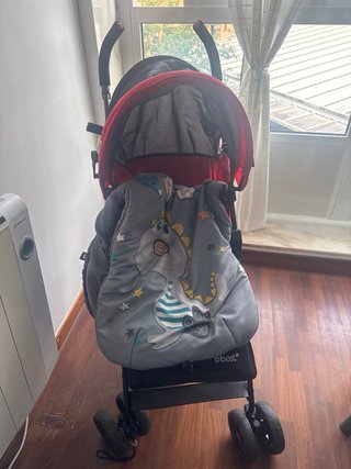 Carrito de bebé tipo paraguas rojo