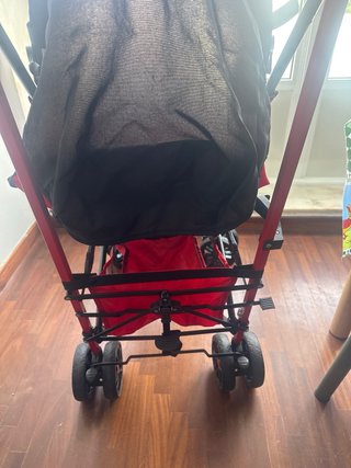 Carrito de bebé tipo paraguas rojo