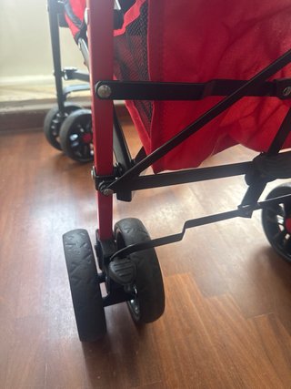 Carrito de bebé tipo paraguas rojo
