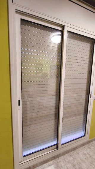 Ventana corredera blanca