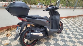 Honda SH300 Scooter Negra y Gris