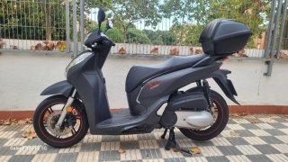 Honda SH300 Scooter Negra y Gris