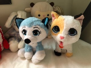 Peluche de perro azul y gato tricolor