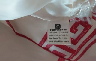Cortinas de bañera beige y rojo