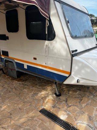 Caravana blanca Adria prima 400 RL